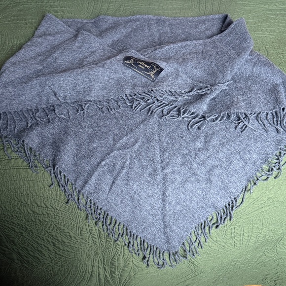 Aritzia Wilfred Gray 100% Wool Fringed Triangle Shawl / Scarf - Picture 2 of 4